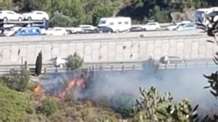 Primeres imatges de l'incendi de la Jonquera, localitzat al Portús, circulant per xarxes socials de la Jonquera