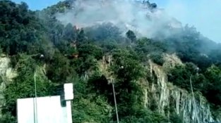 Primeres imatges de l'incendi de la Jonquera, localitzat al Portús, circulant per xarxes socials de la Jonquera