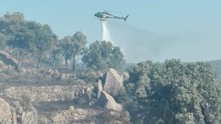 A hores d'ara encara hi treballen diverses dotacions terrestres i aèries