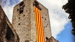 Coincidint amb l'11-S, una gran estelada va penjar del campanar de Cantallops