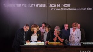 La consellera, acompanyada de l'alcaldessa, el director del MUME i altres autoritats