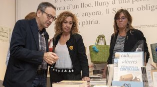 La consellera, acompanyada de l'alcaldessa, el director del MUME i altres autoritats