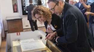 La consellera, acompanyada de l'alcaldessa, el director del MUME i altres autoritats