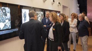 La consellera, acompanyada de l'alcaldessa, el director del MUME i altres autoritats