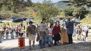Un grup de menors fent una ofrena floral