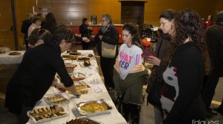 L'AMPA de l'escola va vendre pastissos i entrepans