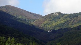 Vista del Santuari de les Salines i les fagedes del Roc de Fraussa, al massís de Les Salines