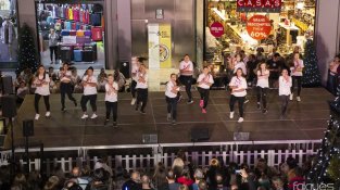 L'acte d'encesa de l'enllumenat va comptar amb la participació del grup de dansa urbana figuerenc Dance Me