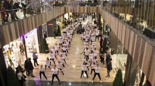 L'acte d'encesa de l'enllumenat va comptar amb la participació del grup de dansa urbana figuerenc Dance Me