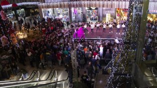 L'acte d'encesa de l'enllumenat va comptar amb la participació del grup de dansa urbana figuerenc Dance Me