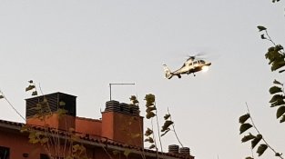 Un helicòpter de la Guàrdia Civil sobrevola el municipi