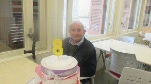 Un grup d'usuaris va i treballadores bufar les espelmes