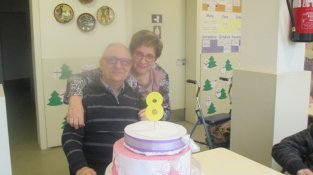 Un grup d'usuaris va i treballadores bufar les espelmes