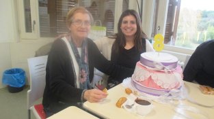 Un grup d'usuaris va i treballadores bufar les espelmes