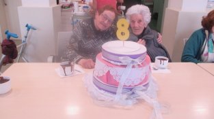 Un grup d'usuaris va i treballadores bufar les espelmes