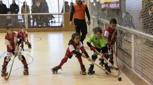 Les grades del pavelló jonquerenc es van omplir de gom a gom