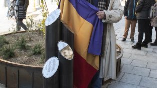 El monòlit, a l'alçada de la plaça Àrias Comellas