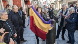 El monòlit, a l'alçada de la plaça Àrias Comellas
