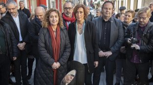 El monòlit, a l'alçada de la plaça Àrias Comellas