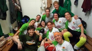 L'equip, celebran la victòria al vestidor