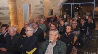 La sala es va omplir de gom a gom