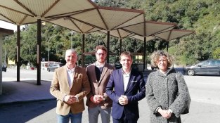 Els membres de l'agrupació van aprofitar per penjar cartells al poble