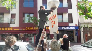 Els membres de l'agrupació van aprofitar per penjar cartells al poble