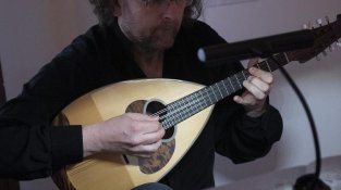 L'intèrpret es va valdre de diversos instruments