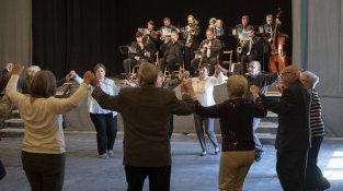 Després de la missa en record dels difunts, la celebració es va traslladar a la Societat