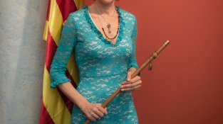 Sònia Martínez amb la vara d'alcaldessa