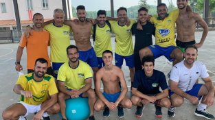 Koke del Campo, segon per l'esquerra a la fila de dalt, amb l'equip brasiler