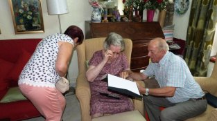 Li van lliurar la placa a casa seva