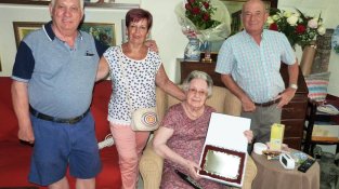 Li van lliurar la placa a casa seva