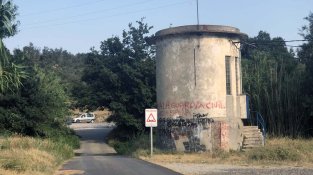 Pintades sobre la prostitució a les torres de captació d'aigua del Llobregat d'Empordà