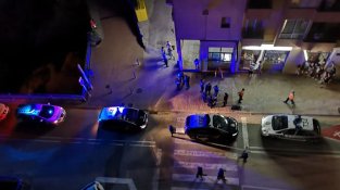 Diverses dotacions de la policia davant d'un dels punts calents de la baralla aquesta nit al carrer Miquel Martí i Pol de la Jonquera