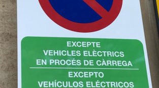 S'hi poden carregar dos vehicles alhora