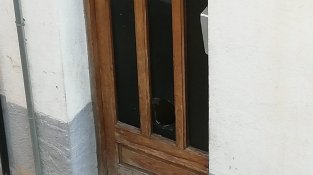 Destrosses en la porta d'un habitatge del carrer Sant Miquel de la Jonquera divendres passat