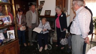 Li van lliurar una placa commemorativa