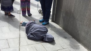 Un veí de la Jonquera ha estat colpejat aquest migdia al centre de la Jonquera