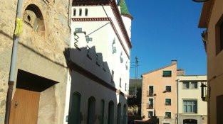 La casa està ubicada a davant de la plaça