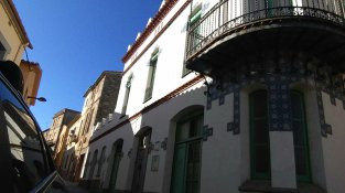 La casa està ubicada a davant de la plaça
