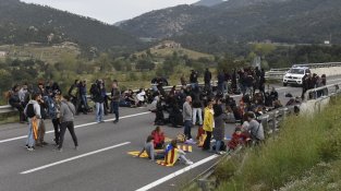 A hores d'ara els manifestants continuen a la via