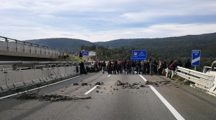 A hores d'ara els manifestants continuen a la via