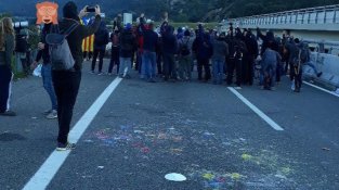 Els manifestants han anat fent torns per dormir durant tota la nit