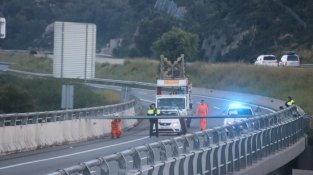 Operaris comencen a desfer una "barricada" de l'Apt en direcció sud a la Jonquera