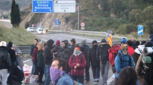 Els manifestants han anat fent torns per dormir durant tota la nit