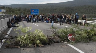 Els manifestants han anat fent torns per dormir durant tota la nit