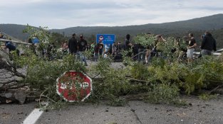 Els manifestants han anat fent torns per dormir durant tota la nit