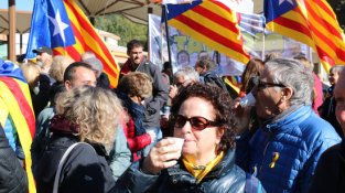 Els manifestants han fet un vermut a peu de carretera