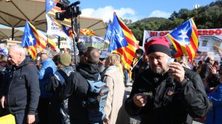 Els manifestants han fet un vermut a peu de carretera